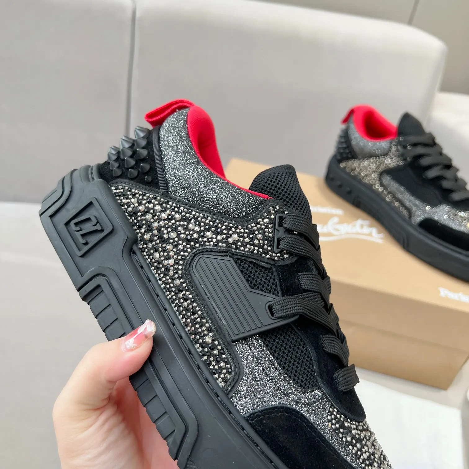 Men's clothing and shoes 💰760. Diamond face 🌹🌹🌹̋ Wang Junkai Yang Mi Xu Kai Zhang Jingyi Ding Chengxin Chen Muchi Wang Ziyi Same style Christian Louboutin Road Platinum 2024 [New product] Diamond face ASTROLOUBI Unisex thick-soled sports shoes red-soled shoes perfectly integrate fashion and sports, The fabrics are made of luxurious calfskin, soft suede, smooth satin and laminated leather, and the back is decorated with classic rivets. The interior is blended with a knitted tongue for added durability, breathability and quick-drying comfort. The outsole is made of a combination of EVA foam and imported rubber, and the colorful CL iconic letters on the side of the outsole show the brand's unique style. It is a ceiling-level comfortable skate shoe! ! ! Multiple colors available, currently male and female sizes 35--44